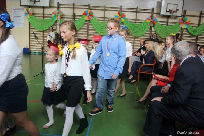 artystyczne-pasowanie-pierwszakow-w-dwojce-foto-65390