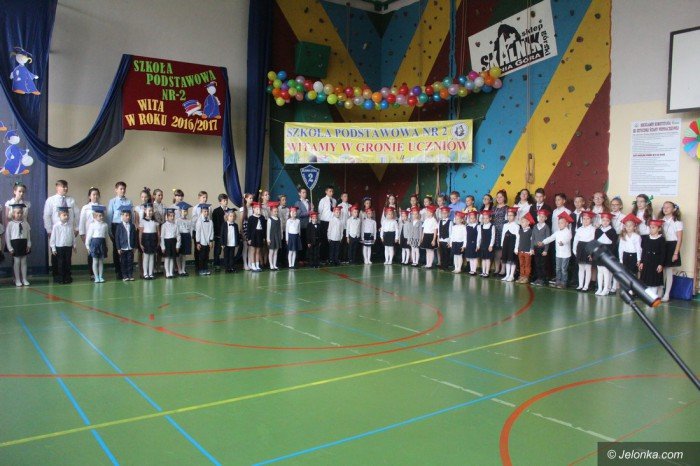 artystyczne-pasowanie-pierwszakow-w-dwojce-foto-65390