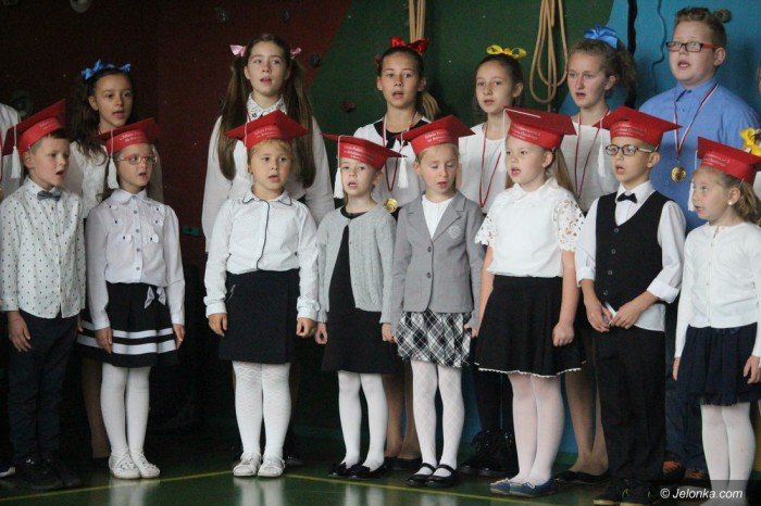 artystyczne-pasowanie-pierwszakow-w-dwojce-foto-65390