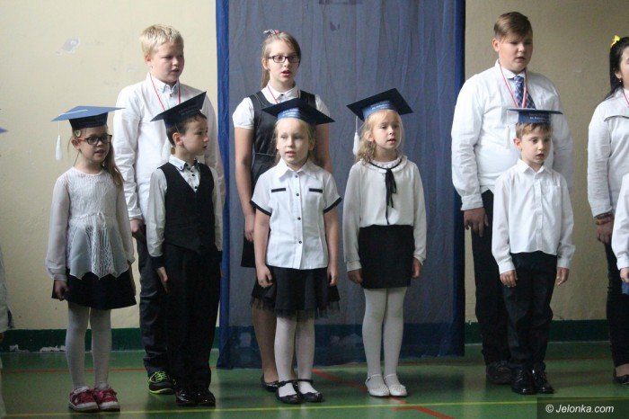 artystyczne-pasowanie-pierwszakow-w-dwojce-foto-65390