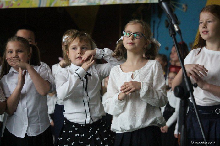 artystyczne-pasowanie-pierwszakow-w-dwojce-foto-65390