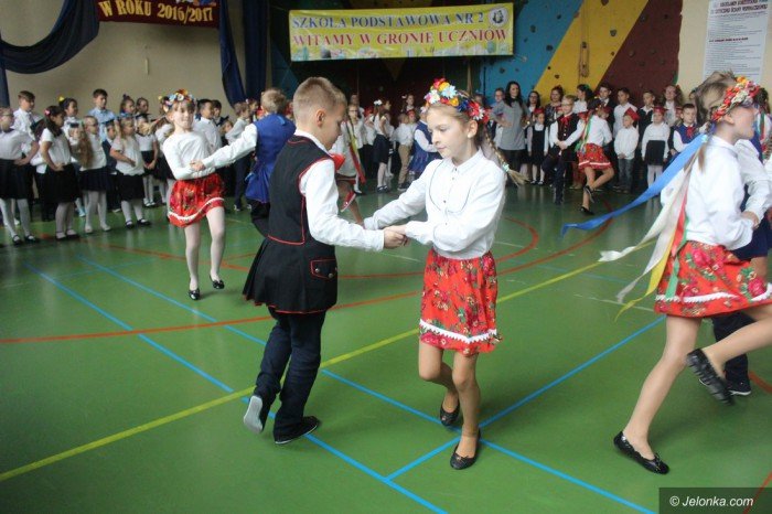 artystyczne-pasowanie-pierwszakow-w-dwojce-foto-65390