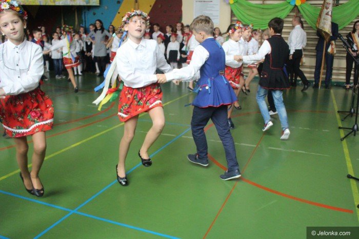 artystyczne-pasowanie-pierwszakow-w-dwojce-foto-65390