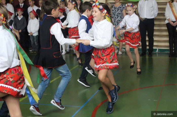 artystyczne-pasowanie-pierwszakow-w-dwojce-foto-65390