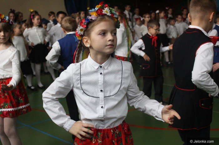 artystyczne-pasowanie-pierwszakow-w-dwojce-foto-65390
