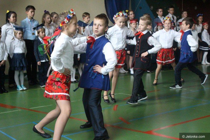 artystyczne-pasowanie-pierwszakow-w-dwojce-foto-65390