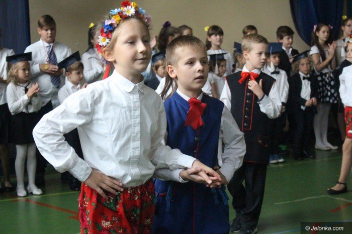 artystyczne-pasowanie-pierwszakow-w-dwojce-foto-65390