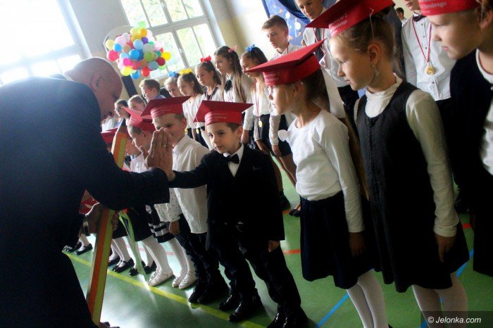 artystyczne-pasowanie-pierwszakow-w-dwojce-foto-65390