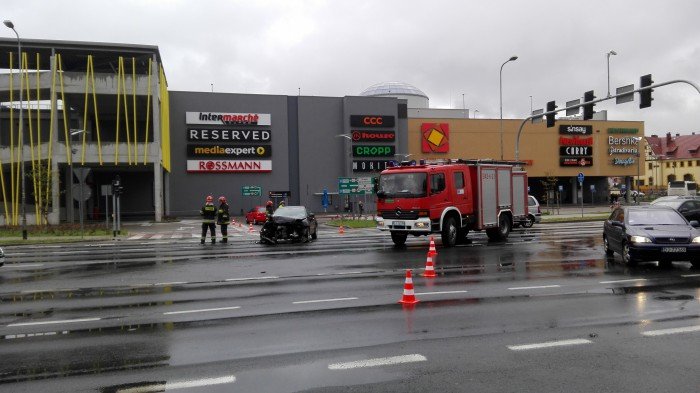 karambol-przy-nowym-rynku-z-udziaem-karetki-aktualizacja-foto-65394