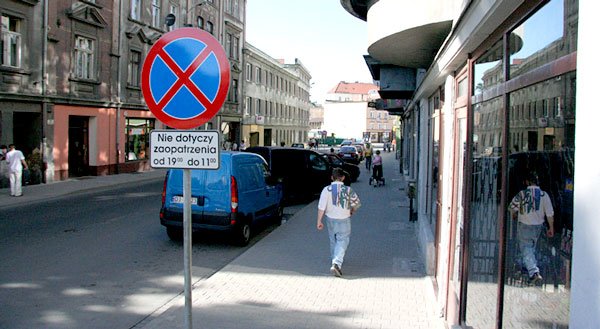 Mimo wyraźnie określonej pory możliwości zatrzymywania się i postoju, kierowcy łamią zakaz.