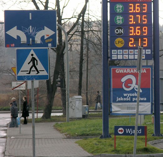 Na jednej tablicy cena wyższa, na innej – niższa. To skutek głupiego żartu wyrostków.