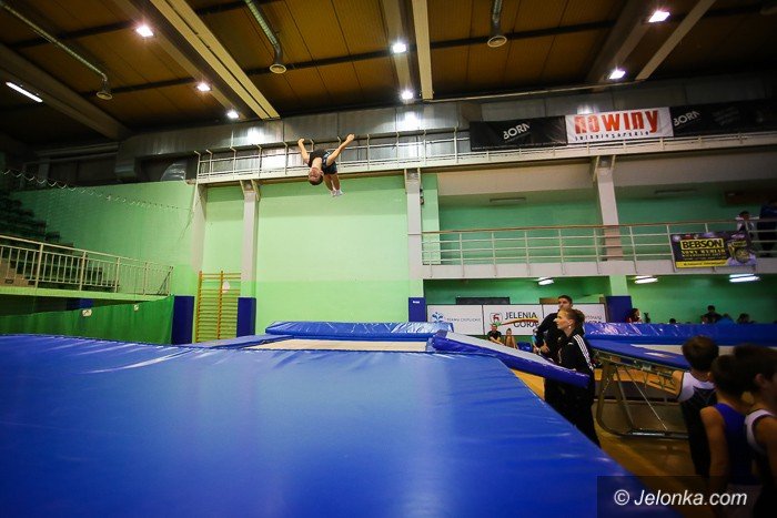 wysokie-loty-w-hali-przy-zotniczej-foto-65509