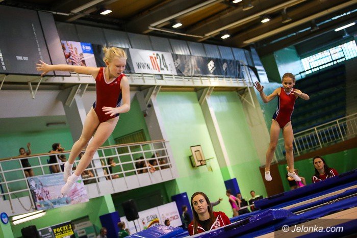 wysokie-loty-w-hali-przy-zotniczej-foto-65509