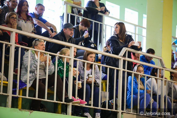 wysokie-loty-w-hali-przy-zotniczej-foto-65509