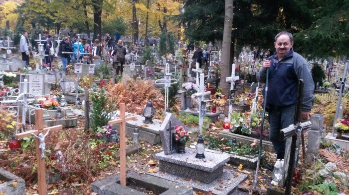 modziez-z-bursy-nr-1-sprzataa-zapomniane-groby-foto-65653