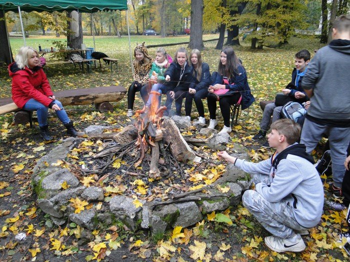 spacer-uczniow-z-gimnazjum-nr-3-do-bukowca-foto-65696