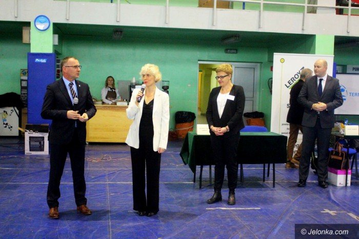 nie-tylko-modzi-szukali-pracy-na-targach-foto-65714