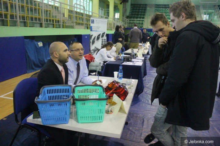 nie-tylko-modzi-szukali-pracy-na-targach-foto-65714