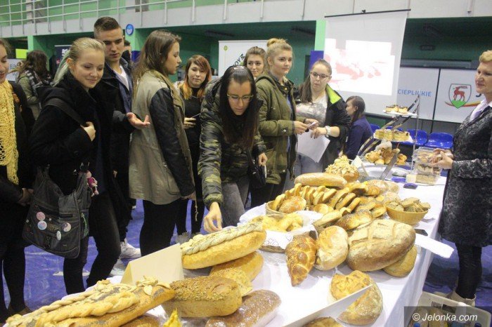 nie-tylko-modzi-szukali-pracy-na-targach-foto-65714