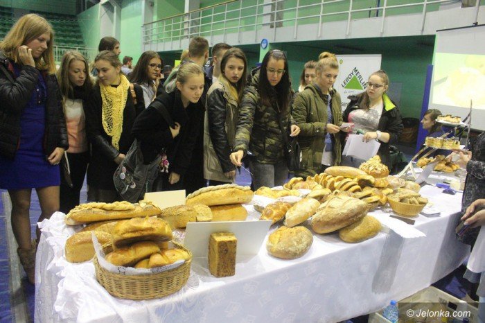 nie-tylko-modzi-szukali-pracy-na-targach-foto-65714