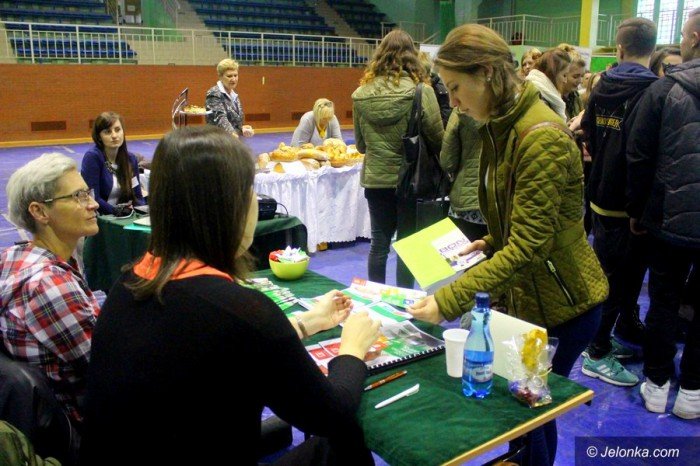 nie-tylko-modzi-szukali-pracy-na-targach-foto-65714