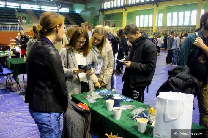 nie-tylko-modzi-szukali-pracy-na-targach-foto-65714