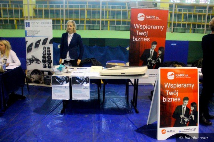 nie-tylko-modzi-szukali-pracy-na-targach-foto-65714