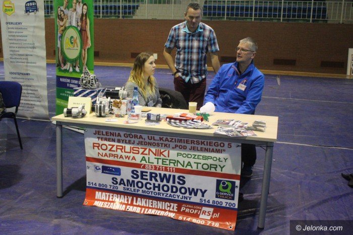 nie-tylko-modzi-szukali-pracy-na-targach-foto-65714