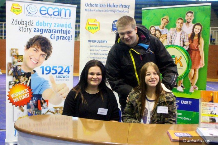 nie-tylko-modzi-szukali-pracy-na-targach-foto-65714