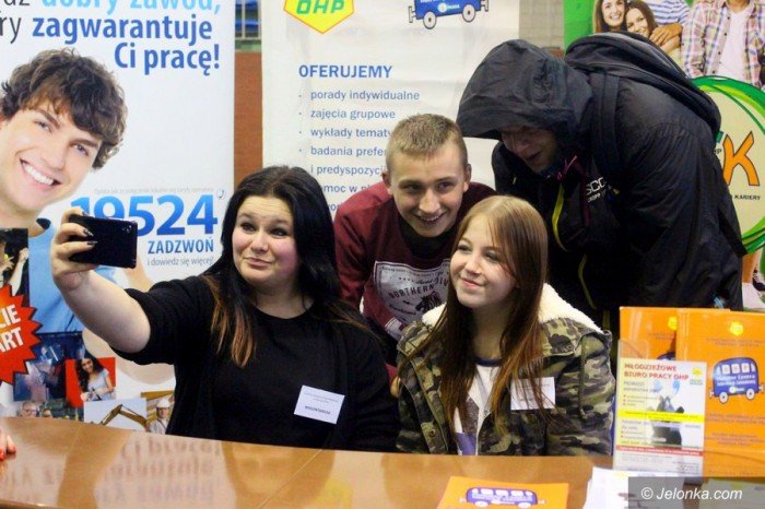 nie-tylko-modzi-szukali-pracy-na-targach-foto-65714