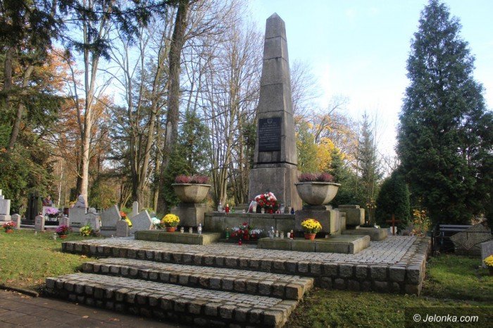 jeleniogorzanie-odwiedzaja-groby-bliskich-foto-65760