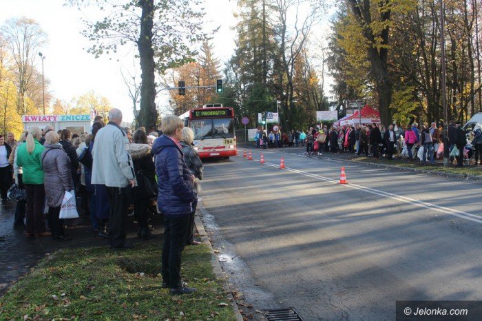 jeleniogorzanie-odwiedzaja-groby-bliskich-foto-65760