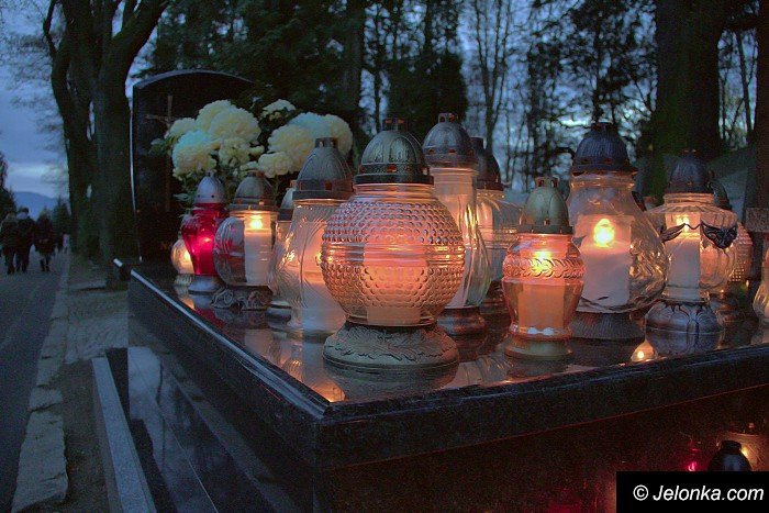 jeleniogorzanie-odwiedzaja-groby-bliskich-foto-65760