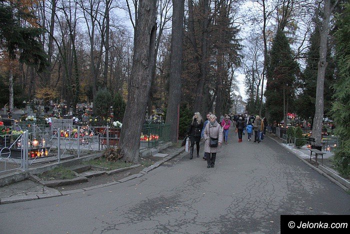 jeleniogorzanie-odwiedzaja-groby-bliskich-foto-65760