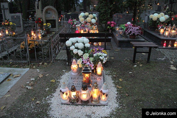 jeleniogorzanie-odwiedzaja-groby-bliskich-foto-65760