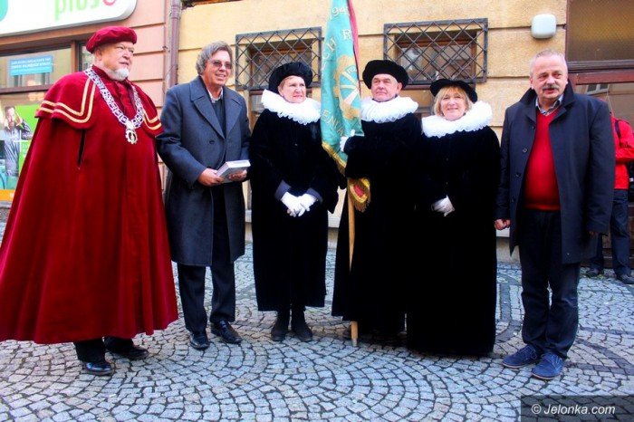 tabliczka-pod-zegarem-pamieci-mistrza-foto-65765