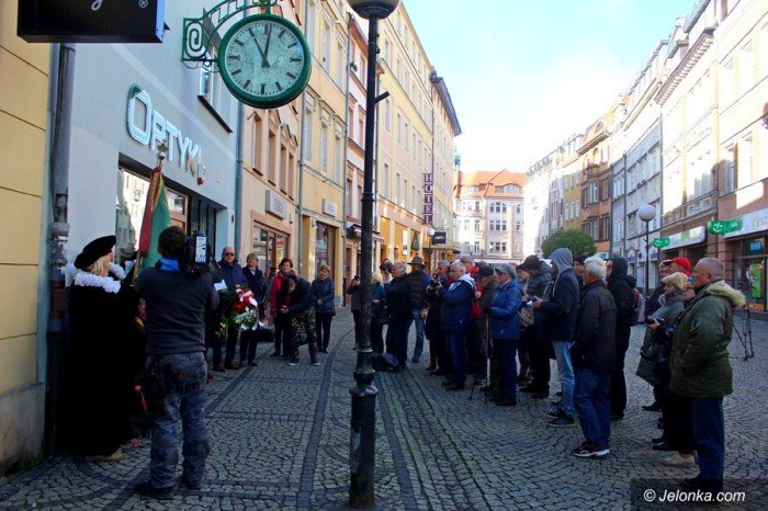 tabliczka-pod-zegarem-pamieci-mistrza-foto-65765