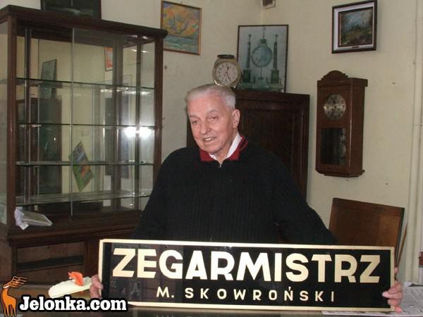 tabliczka-pod-zegarem-pamieci-mistrza-foto-65765