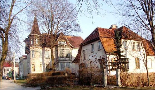 Jesienny widok o zachodzie słońca willowej części Wojska Polskiego. Naprzeciwko rezydencji z 1916 roku – restauracyjne bunkry z lat 70-tych. Na szczęście nie zmieściły się w kadrze.