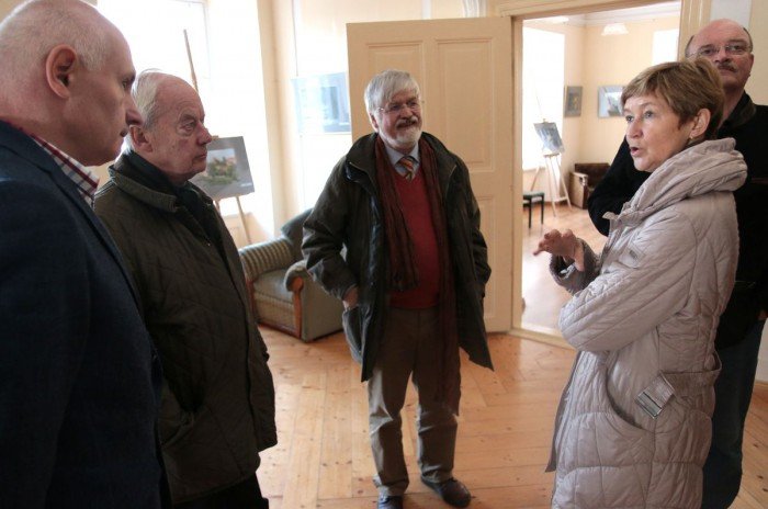 Od lewej: historyk Hartmut Redel, potomek hrabiego Wilbrand von Reden, Krzysztof Sawicki ze Związku Gmin Karkonoskich, pastor Folker Thämm oraz dyrektor Fundacji Dolina Pałaców i Ogrodów – Grażyna Kolarzyk