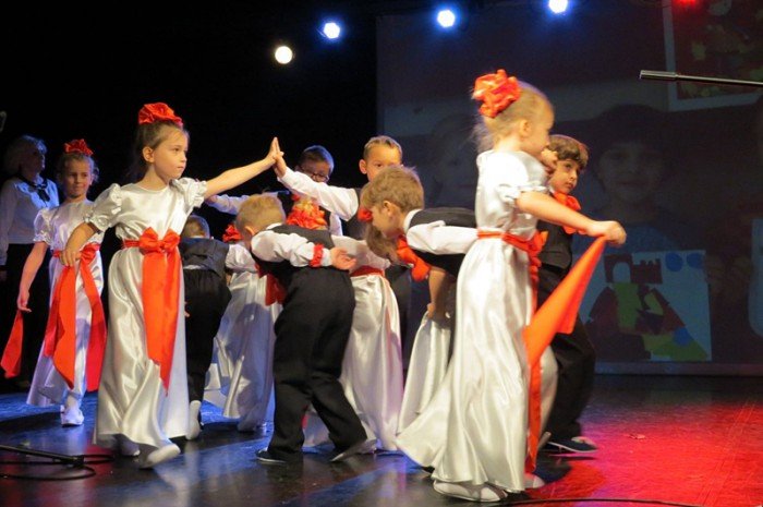 przedszkolaki-w-pieknym-przegladzie-patriotycznym-foto-65923