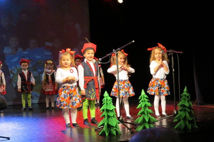przedszkolaki-w-pieknym-przegladzie-patriotycznym-foto-65923