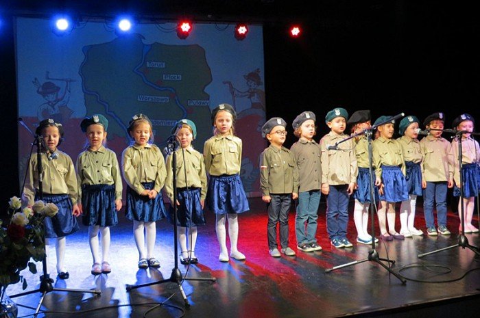 przedszkolaki-w-pieknym-przegladzie-patriotycznym-foto-65923
