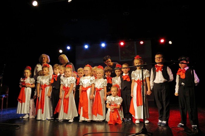 przedszkolaki-w-pieknym-przegladzie-patriotycznym-foto-65923
