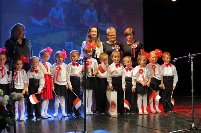 przedszkolaki-w-pieknym-przegladzie-patriotycznym-foto-65923