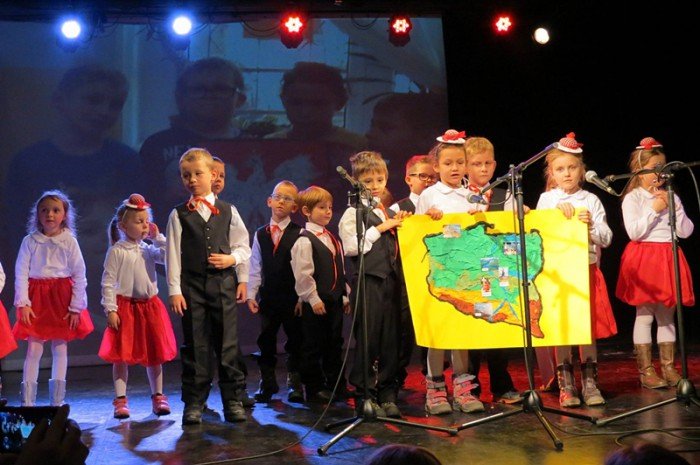 przedszkolaki-w-pieknym-przegladzie-patriotycznym-foto-65923