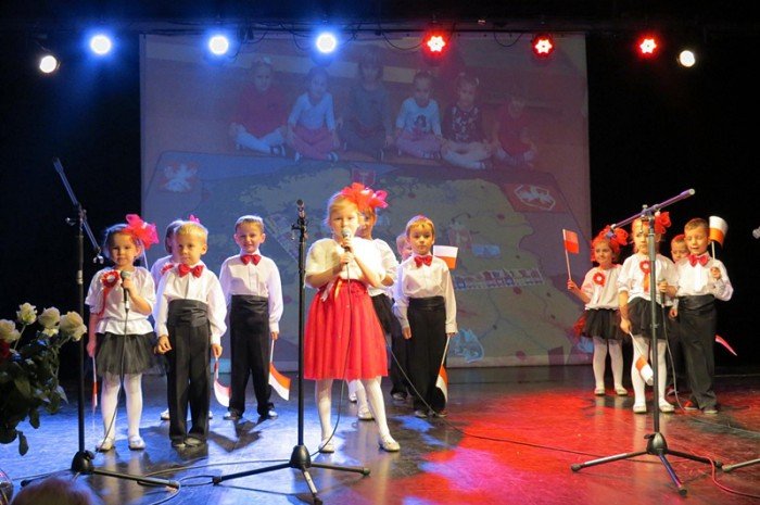 przedszkolaki-w-pieknym-przegladzie-patriotycznym-foto-65923