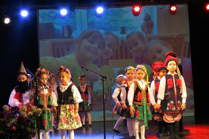 przedszkolaki-w-pieknym-przegladzie-patriotycznym-foto-65923