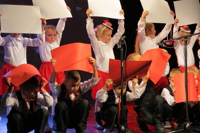 przedszkolaki-w-pieknym-przegladzie-patriotycznym-foto-65923