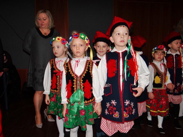 przedszkolaki-w-pieknym-przegladzie-patriotycznym-foto-65923